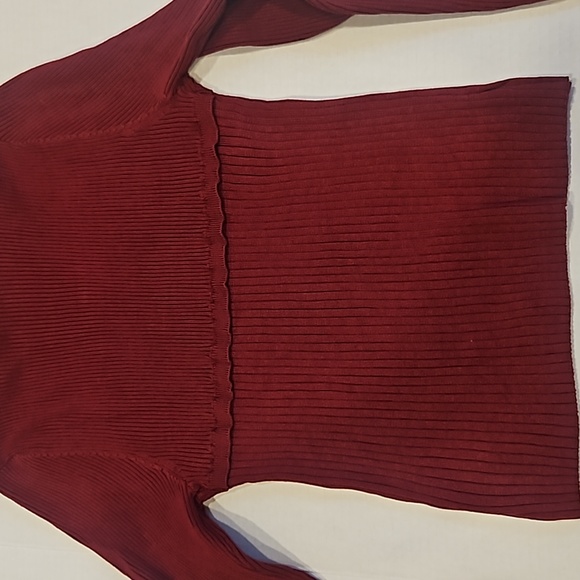 Burgundy Red Ribbed Stretchy Sweater with keyhole cut out - Picture 4 of 5